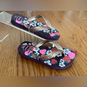 NWT Havaianas Child Eggplant/Rose Gold Flip Flop Size 2 Youth Girl